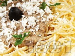 Спагети със сос от шпроти или аншоа, каперси, орехи и маслини - снимка на рецептата